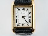 gros plan d'une montre-bracelet avec des chiffres romains