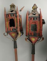 Paire de lanternes de procession en tôle laquée polychrome à… (photo 6)