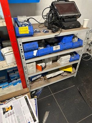 un espace de travail où les étagères regorgent d'outils
