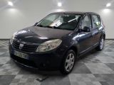 la photo d'une petite voiture noire garée dans un garage
