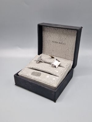 une photo représentant une paire de montres-bracelets dans un coffret