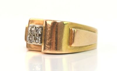 une image d'une bague en or et en diamant sur une surface blanche