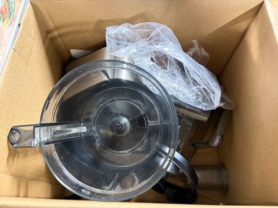 une boîte remplie de casseroles et de poêles qui se trouvent à l'intérieur