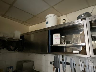 un micro-ondes posé au-dessus d'un plan de travail dans une cuisine