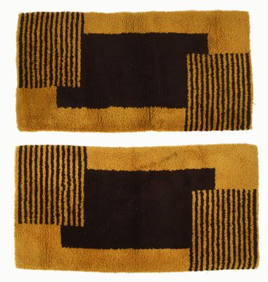 une paire de tapis de bain marron et noirs sur fond blanc