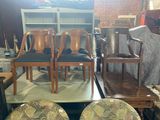 quatre chaises et une table dans une pièce où il y a beaucoup de meubles