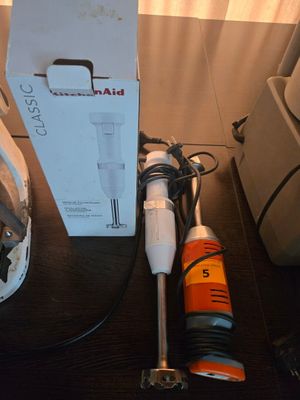 Quelqu'un utilise un aspirateur à main sans fil pour nettoyer le sol