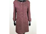 une robe de mannequin avec une veste en tweed rouge et noir