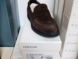 a shoe that is sitting on top of a box