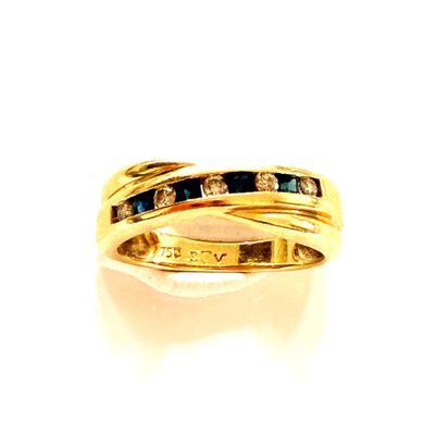 une photo d'une bague en or jaune sertie de diamants bleus et blancs
