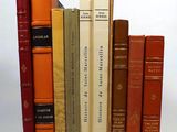 un grand nombre de livres alignés sur une étagère