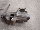 a clamp that is sitting on the ground next to a wren