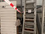 une échelle adossée au mur d'une pièce