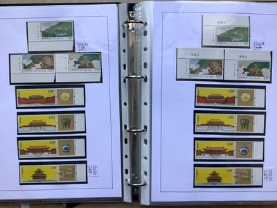 un classeur orné de timbres et d'une image représentant un train