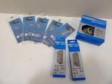 cinq paquets de brosses à dents posés sur une table