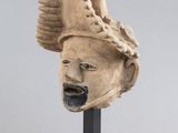 gros plan d'une sculpture d'une tête sur un socle