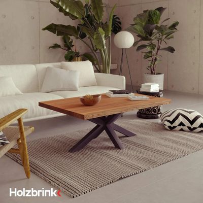 un salon avec un canapé blanc et une table basse en bois
