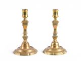 paire de chandeliers anciens en laiton sur fond blanc