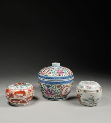trois bols en porcelaine chinoise avec leurs couvercles, dont l'un est muni d'un couvercle et l'autre orné d'un motif floral