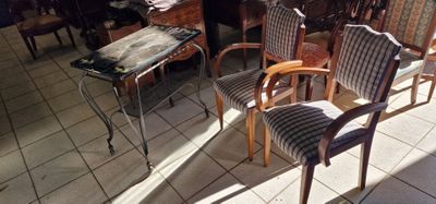plusieurs chaises et une table dans une pièce au sol carrelé