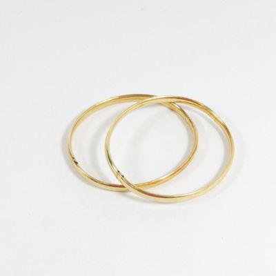 deux bagues en or sur fond blanc