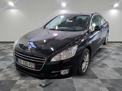 la photo d'une voiture noire sur un sol en damier