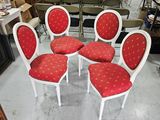 quatre chaises rouges et blanches dans une pièce où se trouvent de nombreuses autres chaises