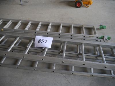 un panneau portant l'inscription « rs7 » devant un chariot élévateur