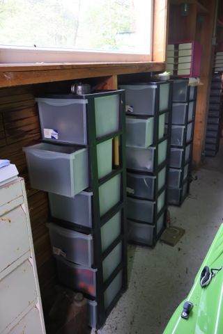 7 casiers de rangement plastique contenant des pièces détachées d...