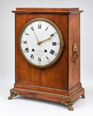 une vieille horloge en bois dont le cadran porte des chiffres romains