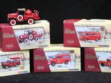 quatre camions de pompiers rouges dans leur boîte, empilés les uns sur les autres