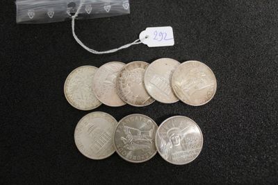 un lot de pièces de monnaie posées sur une table