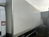 un camion blanc garé à côté d'un camion blanc