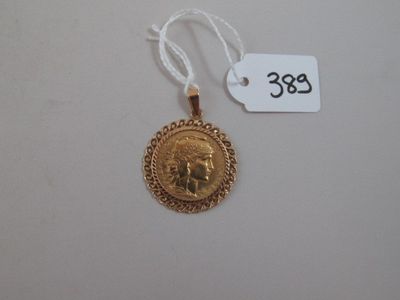 gros plan d'une pièce d'or sur une ficelle avec une étiquette de prix
