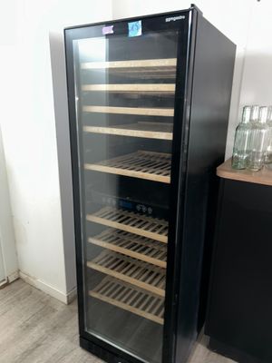 une photo d'une cave à vin dans une cuisine