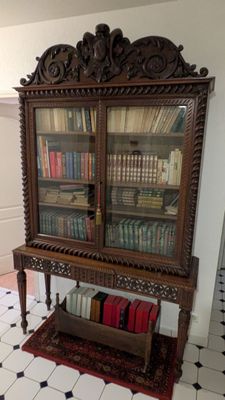 une bibliothèque contenant de nombreux livres dans une pièce