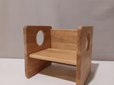 un petit banc en bois avec un trou au milieu