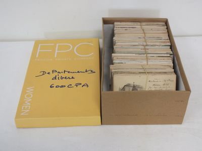 une boîte remplie de livres, posée sur une table