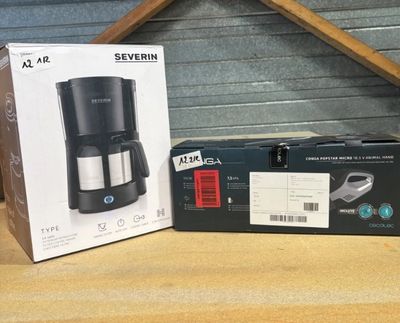 une boîte contenant une cafetière posée sur une table à côté d'une boîte de café