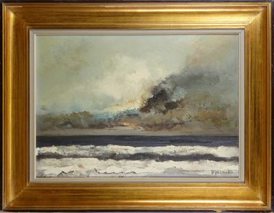 une peinture à l'huile représentant des vagues déferlant sur la plage, dans un cadre doré