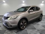 le suv argenté de nissan est garé sur un carrelage à carreaux