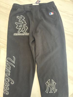 the new york yankees sweat pants are grey with white writing on them