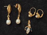 trois paires de boucles d'oreilles en or et une boucle d'oreille en perle