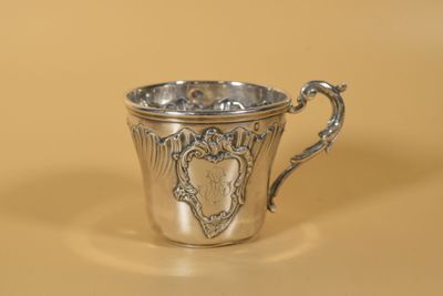 une coupe en argent posée sur une table