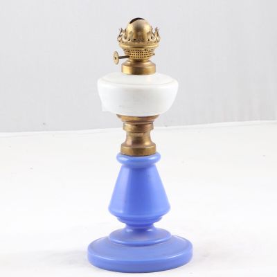 Lampe à pétrole, la toupie en opaline blanche, et le pied en…