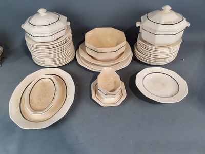 beaucoup d'assiettes et de bols sur la table