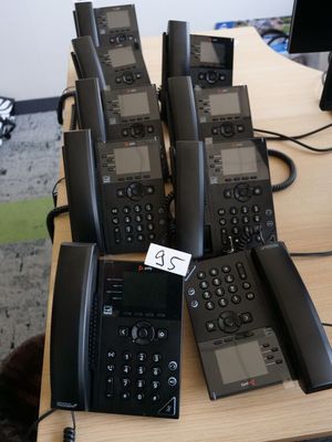 beaucoup de téléphones posés sur un bureau