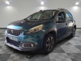 la voiture bleue est garée sur un sol en damier dans le garage
