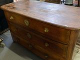 une grande commode en bois au milieu d'une pièce