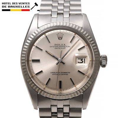 une image d'une montre Rolex argentée sur fond blanc